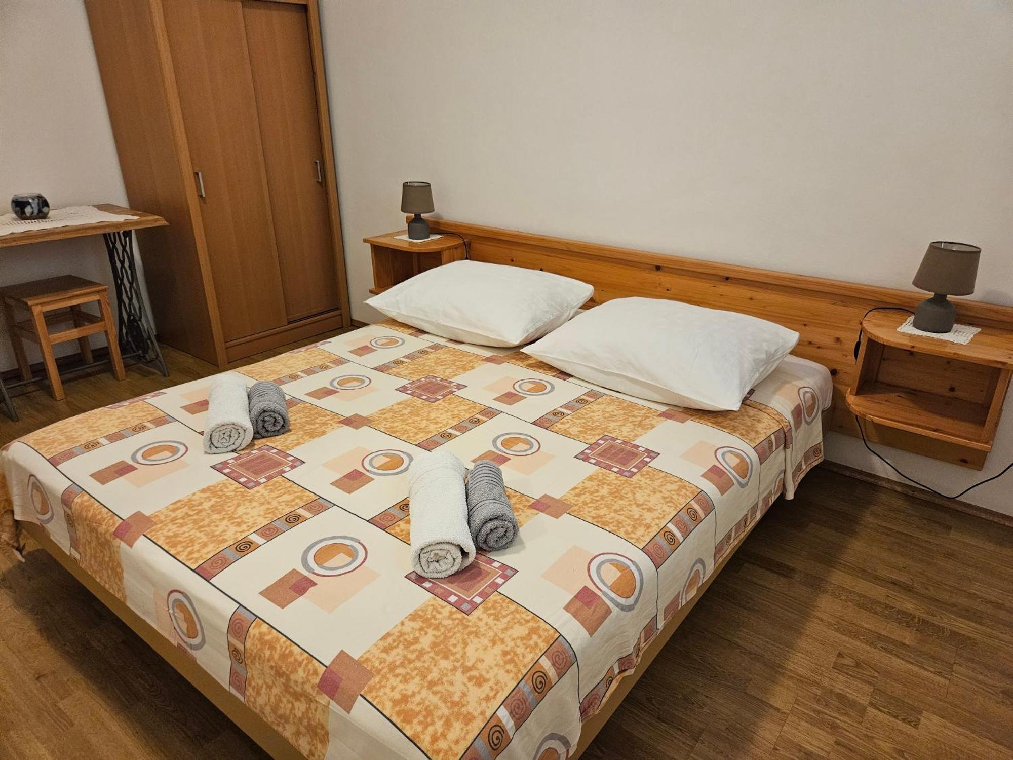 Apartmani Tatjana Rab Town Exterior foto